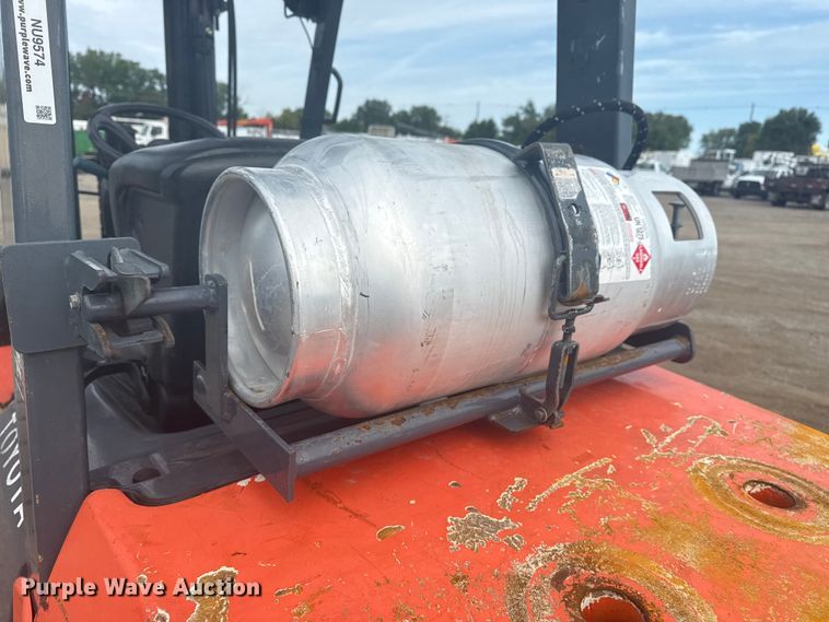 image for item NU9574 2002 Toyota 7FGU30 forklift