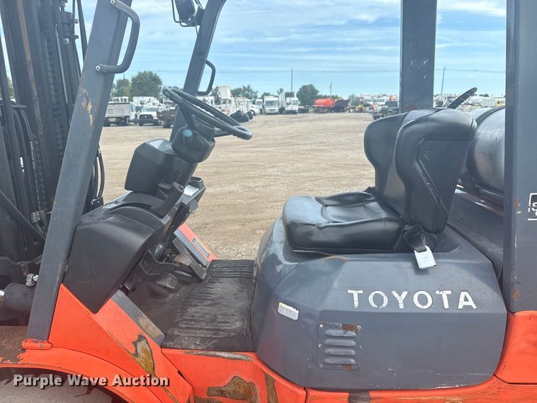 image for item NU9574 2002 Toyota 7FGU30 forklift