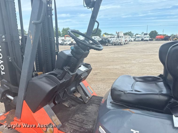 image for item NU9574 2002 Toyota 7FGU30 forklift