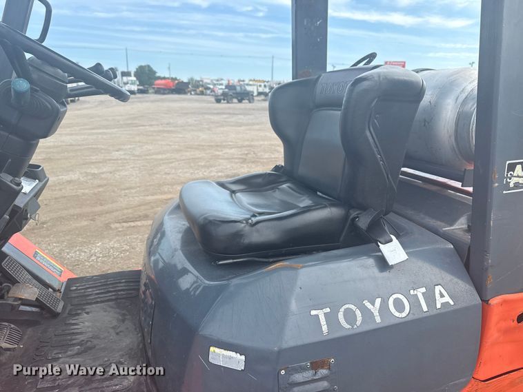 image for item NU9574 2002 Toyota 7FGU30 forklift