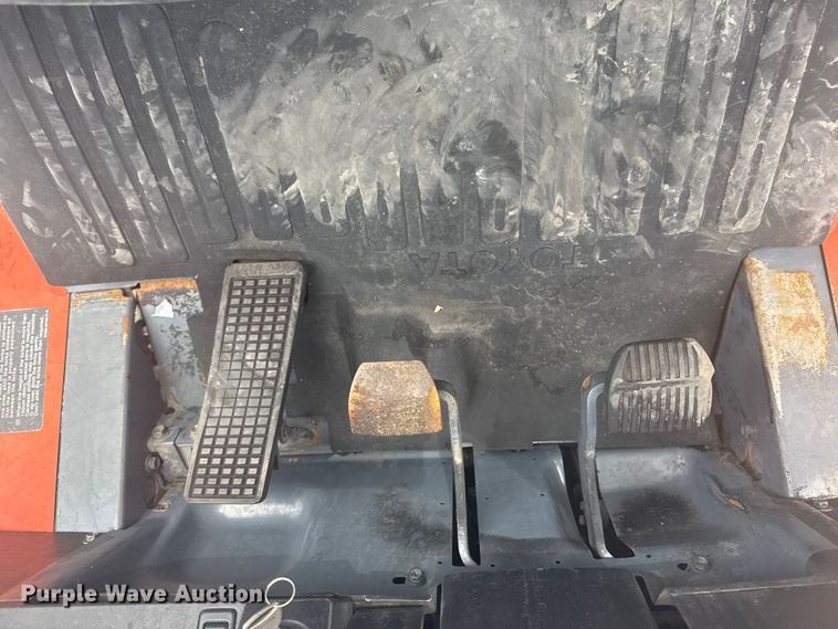 image for item NU9574 2002 Toyota 7FGU30 forklift