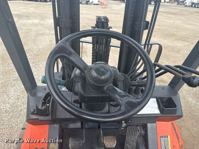 image for item NU9574 2002 Toyota 7FGU30 forklift