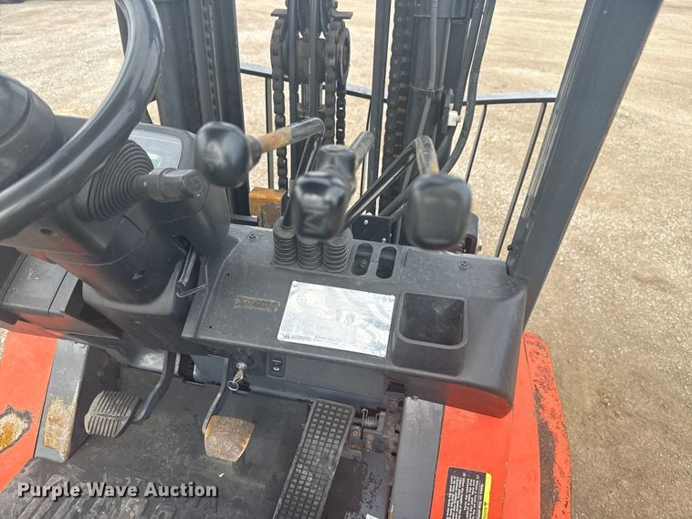 image for item NU9574 2002 Toyota 7FGU30 forklift