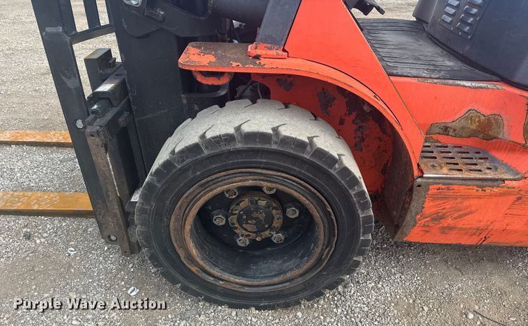 image for item NU9574 2002 Toyota 7FGU30 forklift