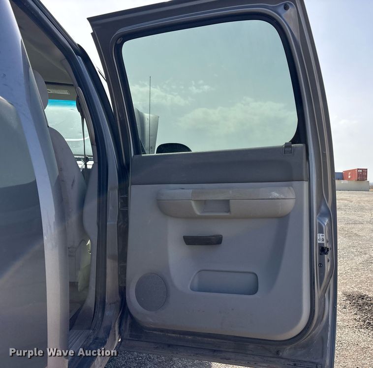 image for item OB9457 2007 GMC Sierra 1500 Crew Cab pickup truck