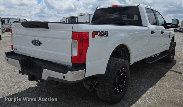 image for item YA0375 2017 Ford F250 Super Duty Crew Cab pickup truck