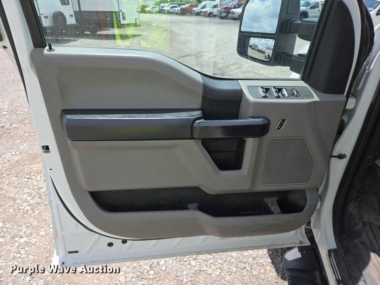 image for item YA0375 2017 Ford F250 Super Duty Crew Cab pickup truck