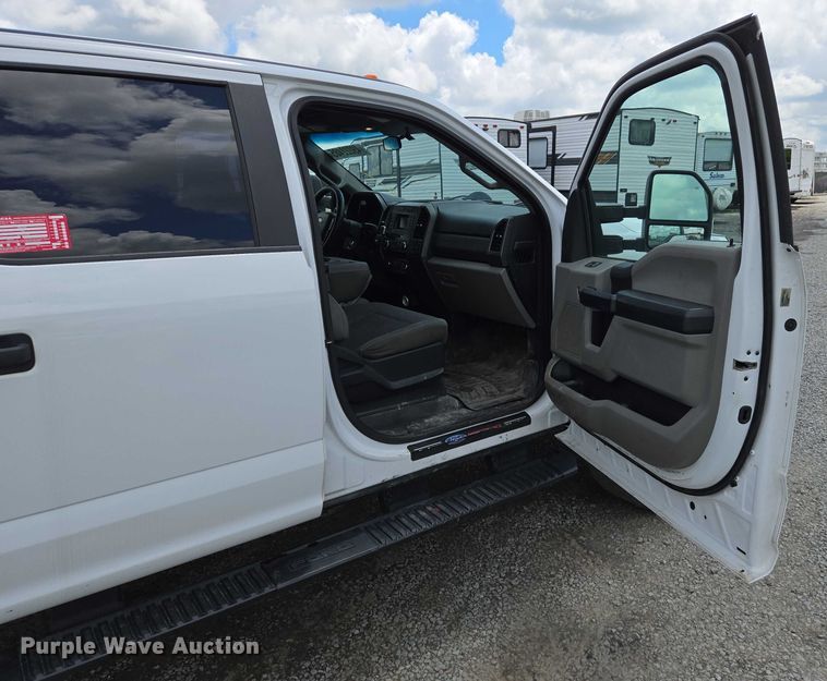 image for item YA0375 2017 Ford F250 Super Duty Crew Cab pickup truck