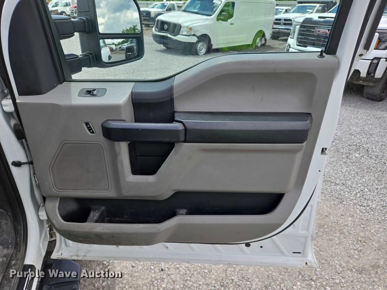 image for item YA0375 2017 Ford F250 Super Duty Crew Cab pickup truck