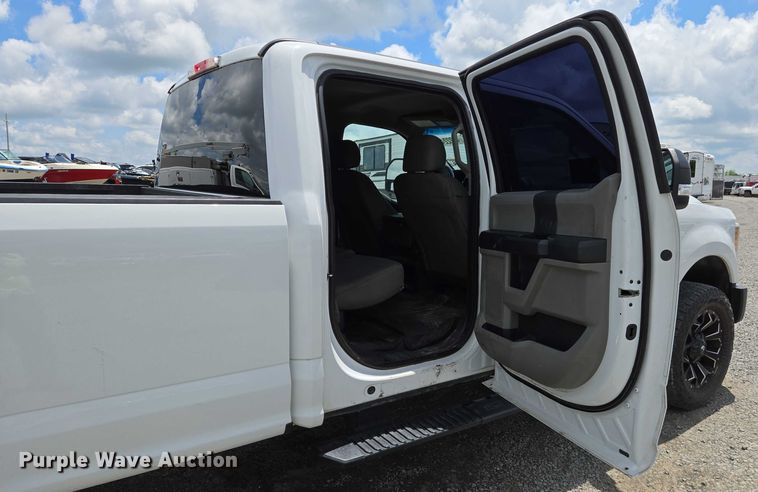 image for item YA0375 2017 Ford F250 Super Duty Crew Cab pickup truck