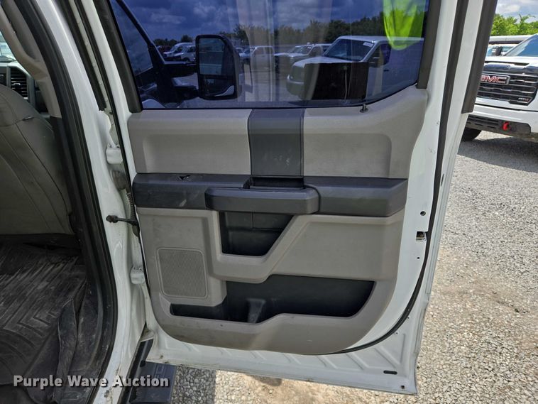 image for item YA0375 2017 Ford F250 Super Duty Crew Cab pickup truck