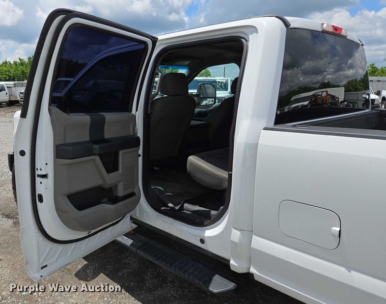 image for item YA0375 2017 Ford F250 Super Duty Crew Cab pickup truck