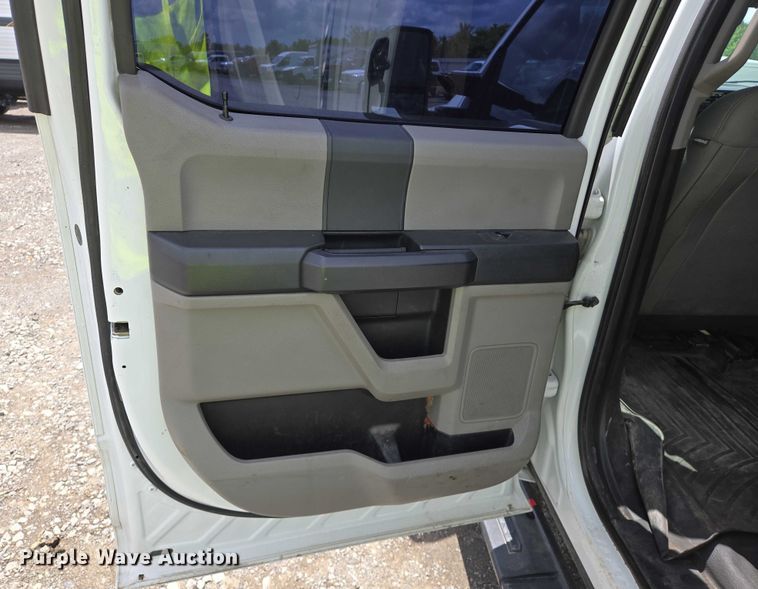 image for item YA0375 2017 Ford F250 Super Duty Crew Cab pickup truck