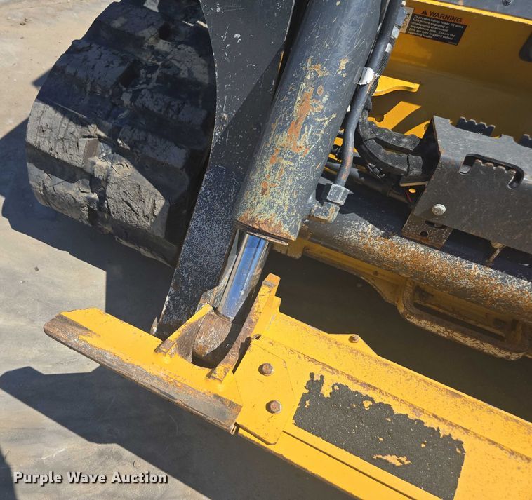image for item DE2190 2023 John Deere 331G tracked skid steer loader