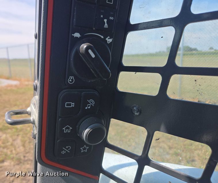 image for item DE2193 2022 Bobcat S76 skid steer loader