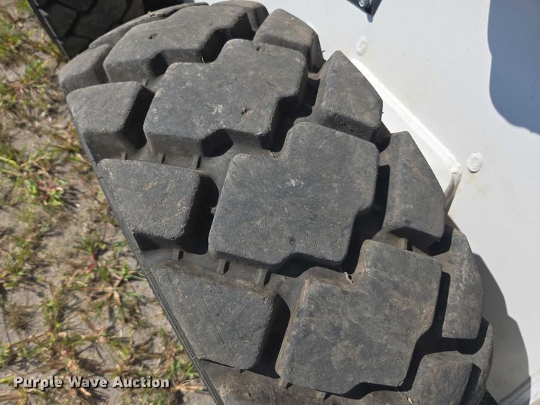 image for item DE2193 2022 Bobcat S76 skid steer loader