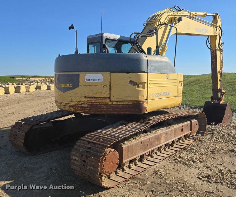 image for item DE2205 2001 Komatsu PC228USLC-3 excavator