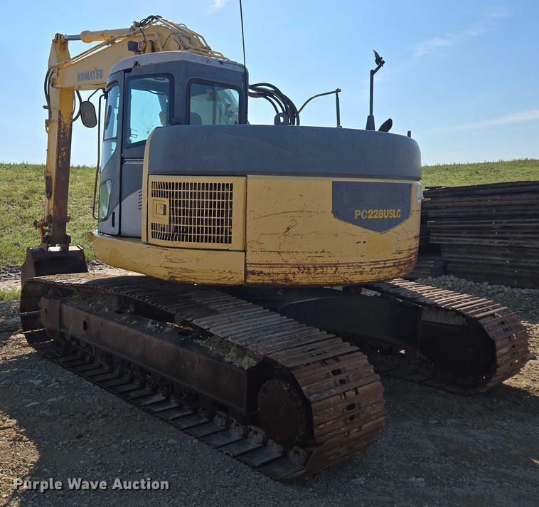 image for item DE2205 2001 Komatsu PC228USLC-3 excavator