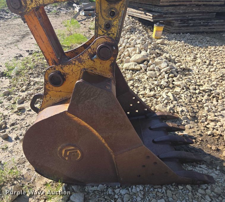 image for item DE2205 2001 Komatsu PC228USLC-3 excavator