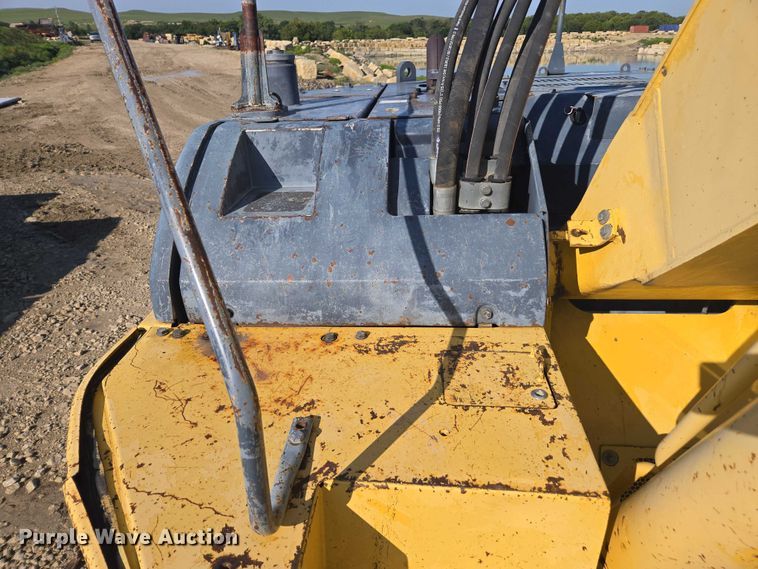image for item DE2205 2001 Komatsu PC228USLC-3 excavator