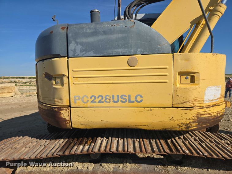 image for item DE2205 2001 Komatsu PC228USLC-3 excavator
