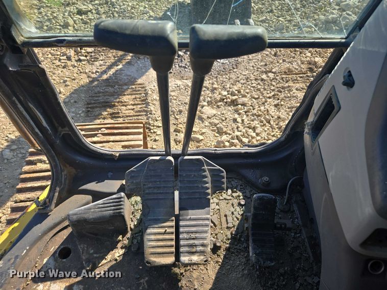 image for item DE2205 2001 Komatsu PC228USLC-3 excavator