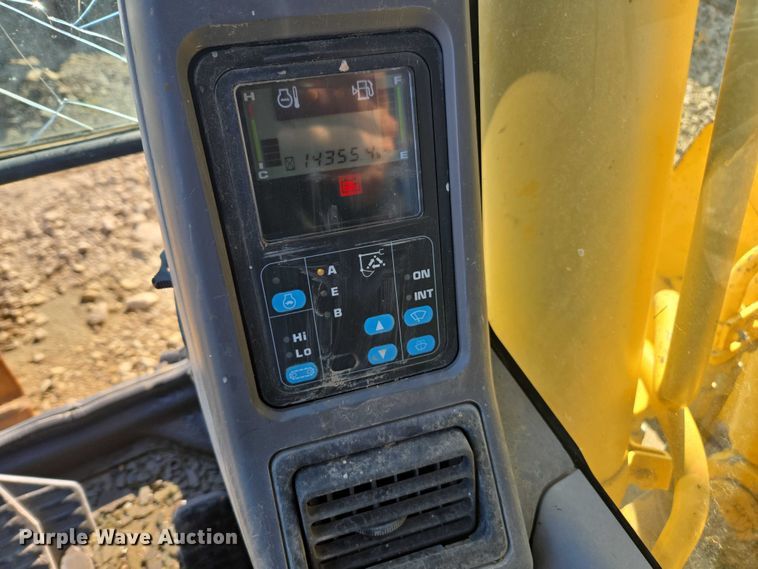 image for item DE2205 2001 Komatsu PC228USLC-3 excavator