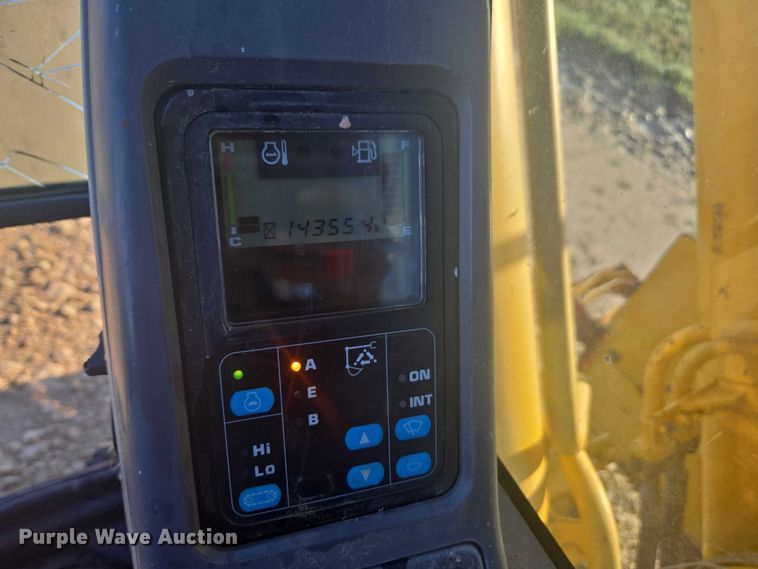 image for item DE2205 2001 Komatsu PC228USLC-3 excavator