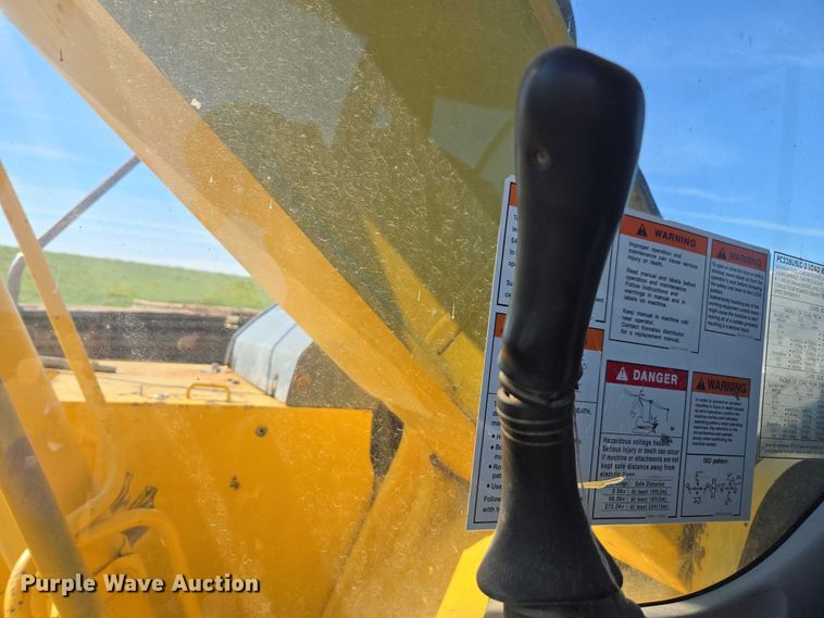 image for item DE2205 2001 Komatsu PC228USLC-3 excavator