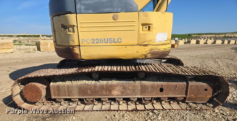 image for item DE2205 2001 Komatsu PC228USLC-3 excavator