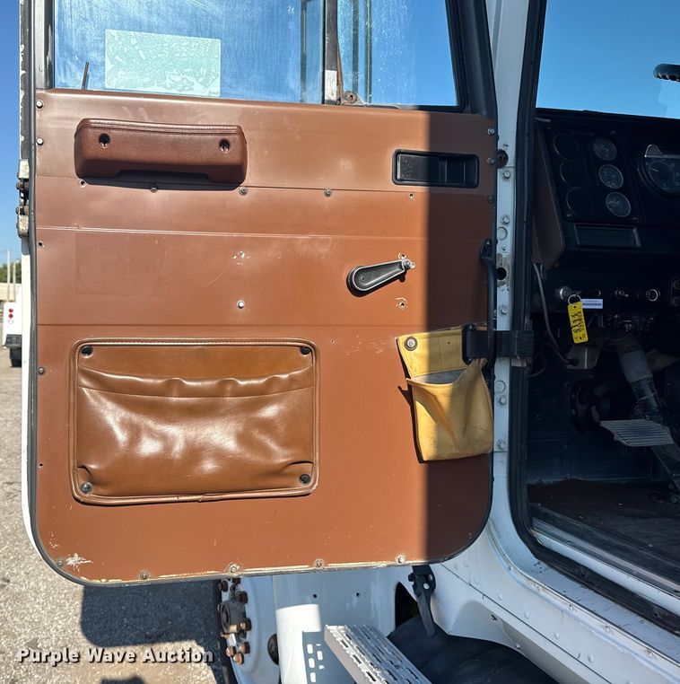 image for item DJ7771 1989 International F-9370 dump truck