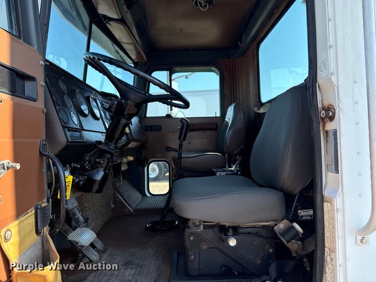 image for item DJ7771 1989 International F-9370 dump truck