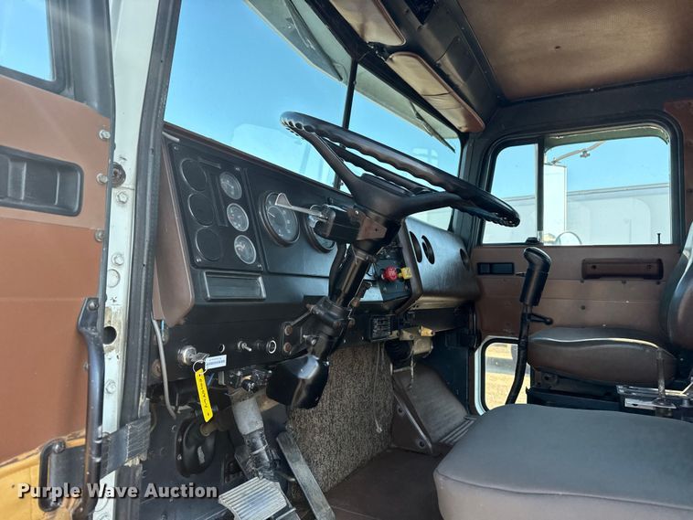 image for item DJ7771 1989 International F-9370 dump truck