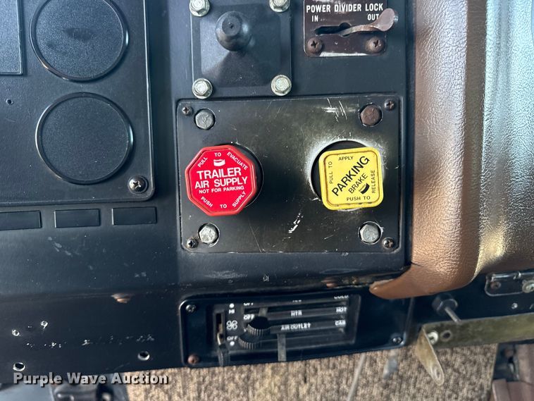 image for item DJ7771 1989 International F-9370 dump truck