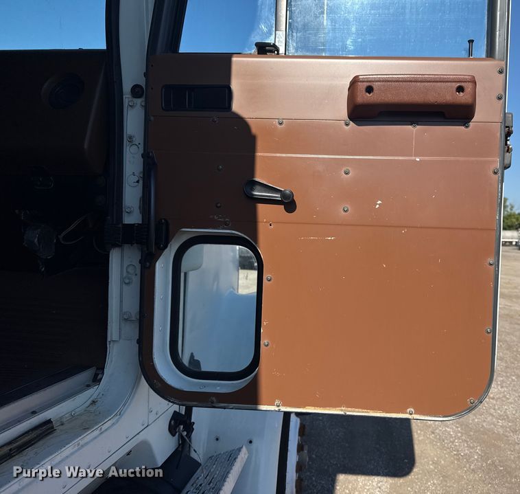 image for item DJ7771 1989 International F-9370 dump truck