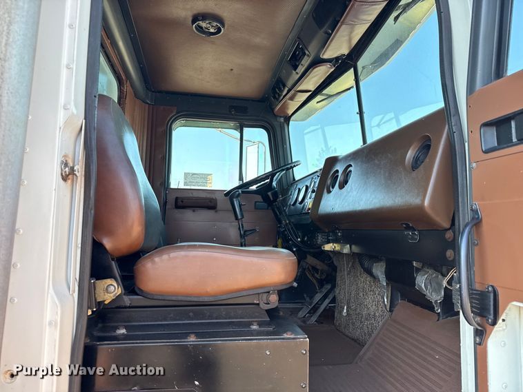 image for item DJ7771 1989 International F-9370 dump truck