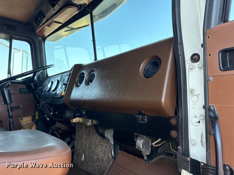 image for item DJ7771 1989 International F-9370 dump truck