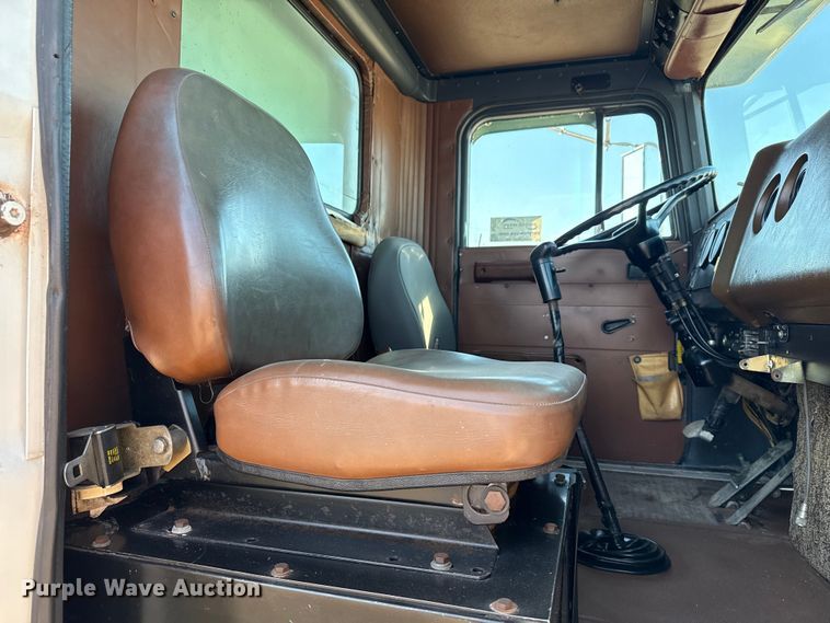 image for item DJ7771 1989 International F-9370 dump truck