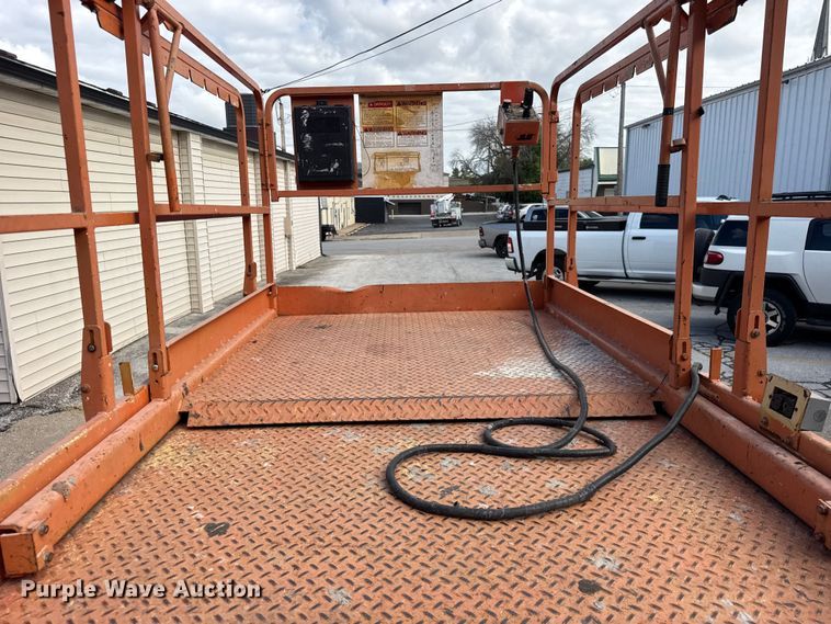 image for item DJ9712 1996 JLG 3369  scissor lift