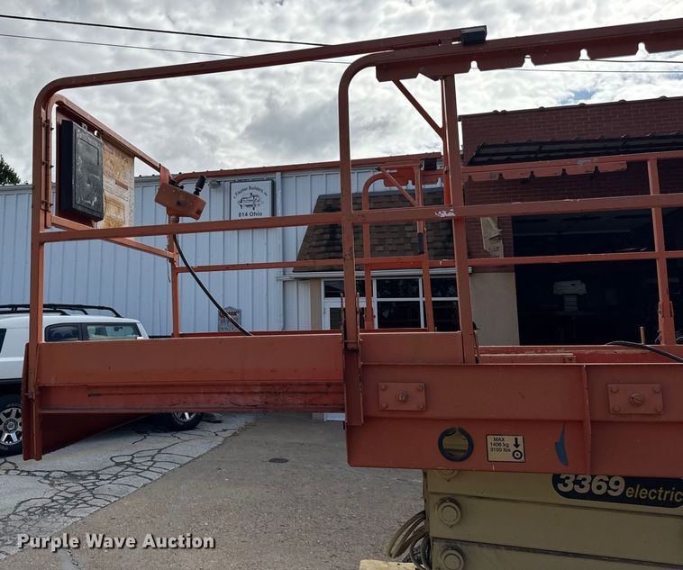 image for item DJ9712 1996 JLG 3369  scissor lift