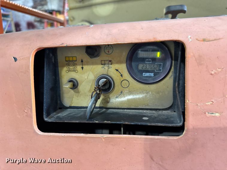 image for item DJ9712 1996 JLG 3369  scissor lift