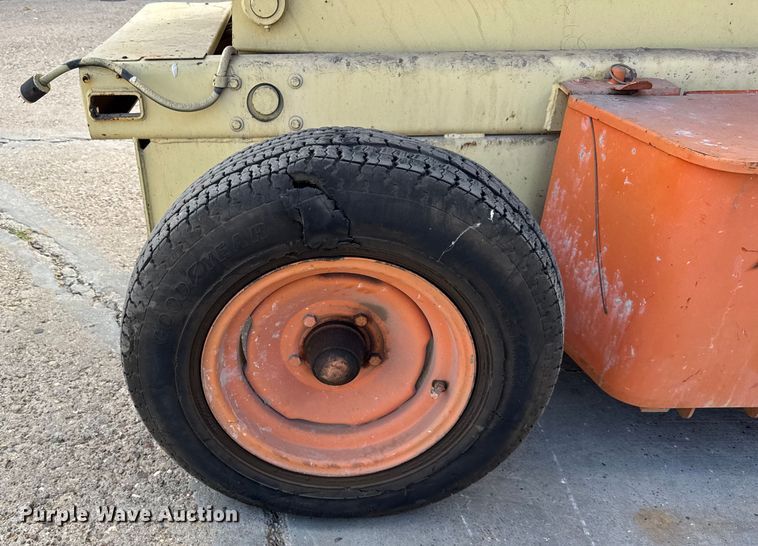 image for item DJ9712 1996 JLG 3369  scissor lift