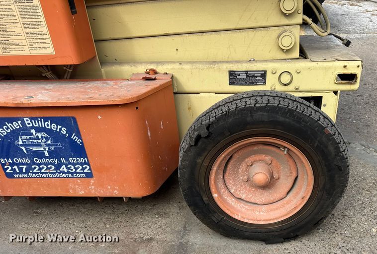 image for item DJ9712 1996 JLG 3369  scissor lift