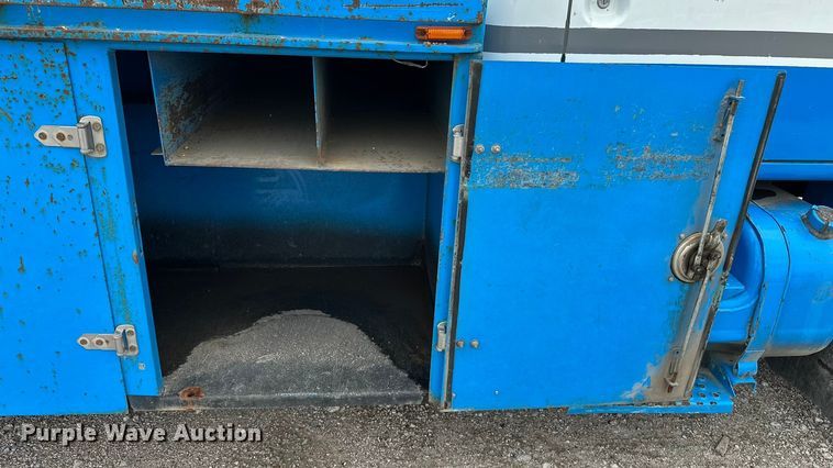 image for item DP8848 1998 International 4700 flatbed truck