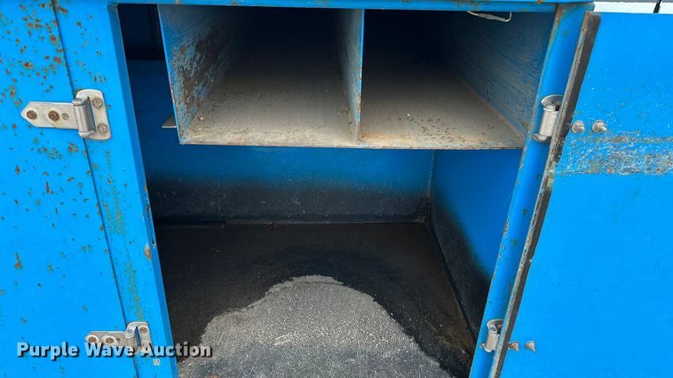 image for item DP8848 1998 International 4700 flatbed truck