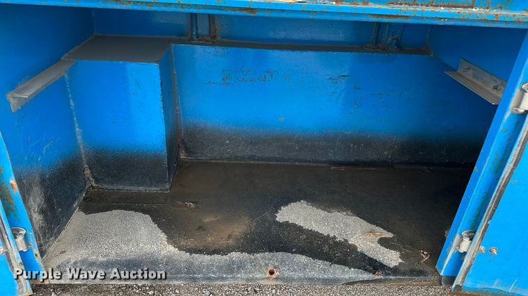 image for item DP8848 1998 International 4700 flatbed truck