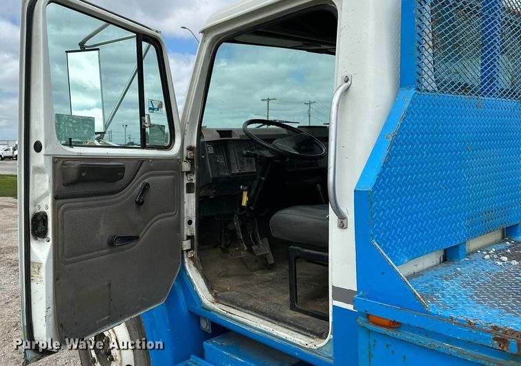 image for item DP8848 1998 International 4700 flatbed truck