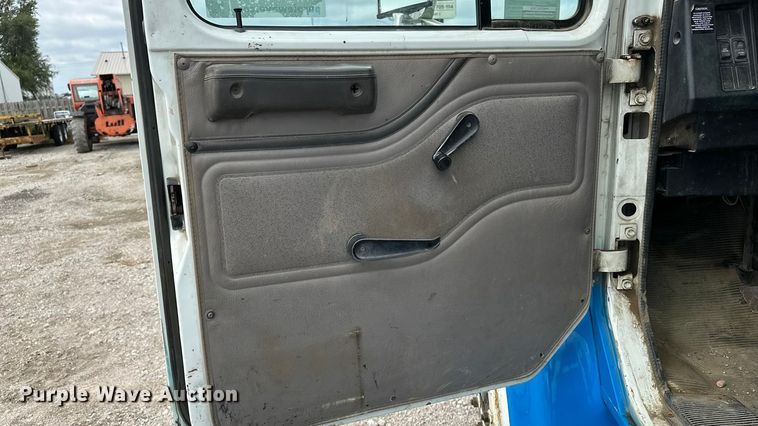 image for item DP8848 1998 International 4700 flatbed truck