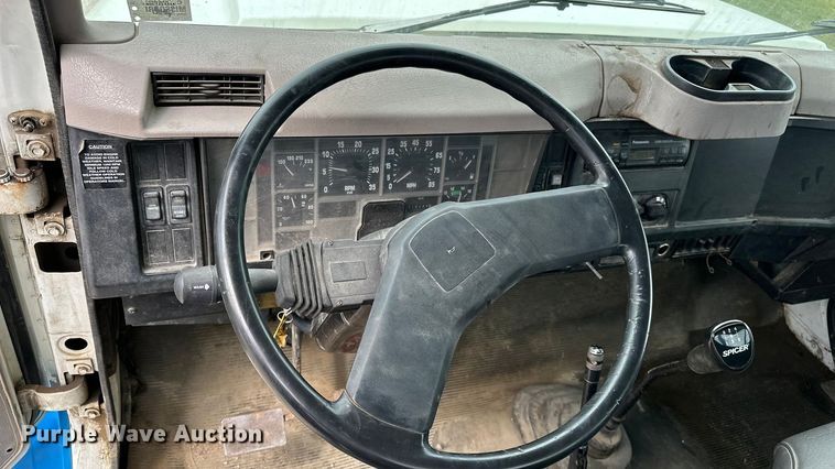 image for item DP8848 1998 International 4700 flatbed truck