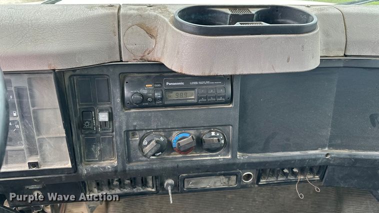 image for item DP8848 1998 International 4700 flatbed truck